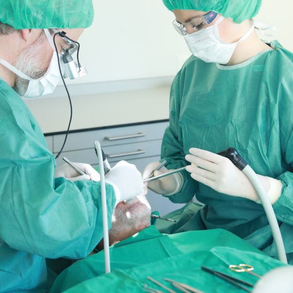 Porträt von Dr. Eveline Bosshard-Sutter, Fachzahnärztin für Oralchirurgie in Zürich